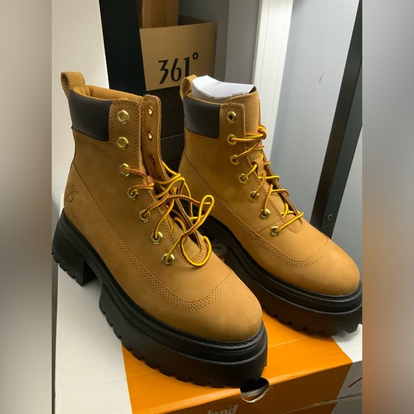 Timberland Shoes - TIMBERLAND !!BRAND NEW!! Timberland platform Womens lace up boots wheat color